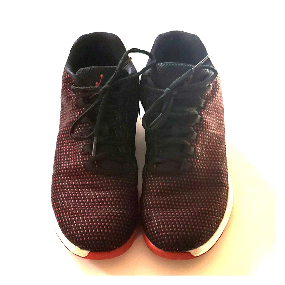 Jordan B. Fly (youth/adult) Unisex - Women's size 8!